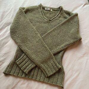 Carolyn Taylor fitted green sweater 💚